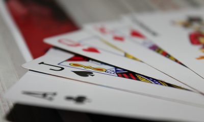 ¿Cuál es la diferencia entre los juegos de blackjack online y real?