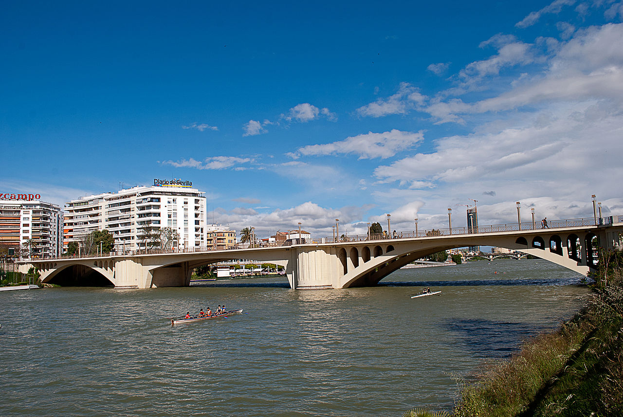 La Policía salva la vida a una mujer que se estaba ahogando en el río Guadalquivir