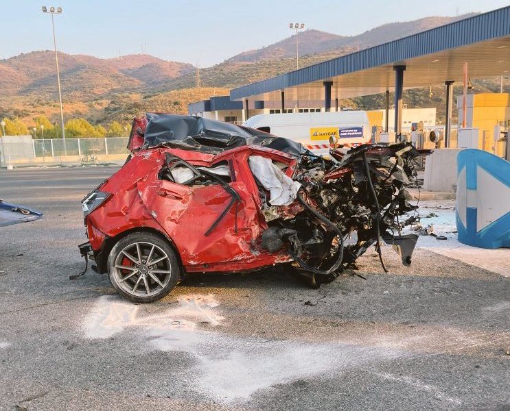 Un muerto y una mujer herida tras empotrarse contra una cabina de peaje