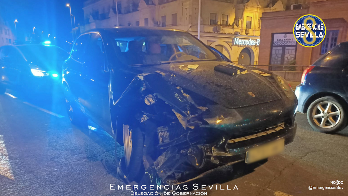 Triplica alcoholemia tras empotrarse contra un autobús urbano en Sevilla