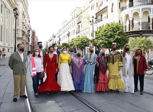 La Avenida de la Constitución de Sevilla, pasarela de la moda flamenca