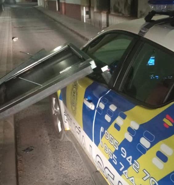 Ocupan una casa en Mairena y lanzan su puerta contra un coche policial
