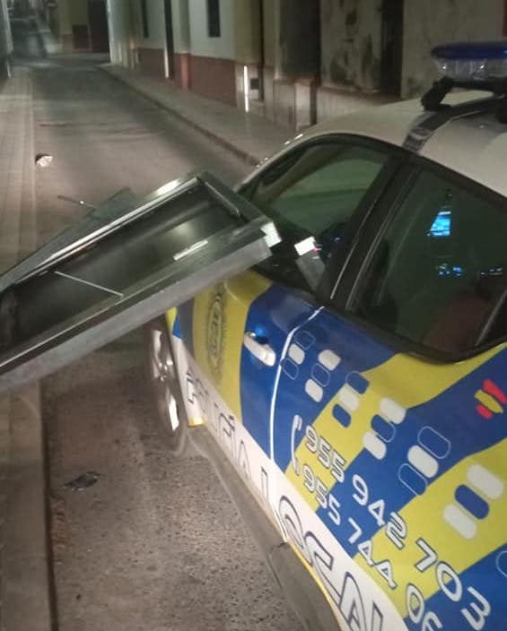 Ocupan una casa en Mairena y lanzan su puerta contra un coche policial