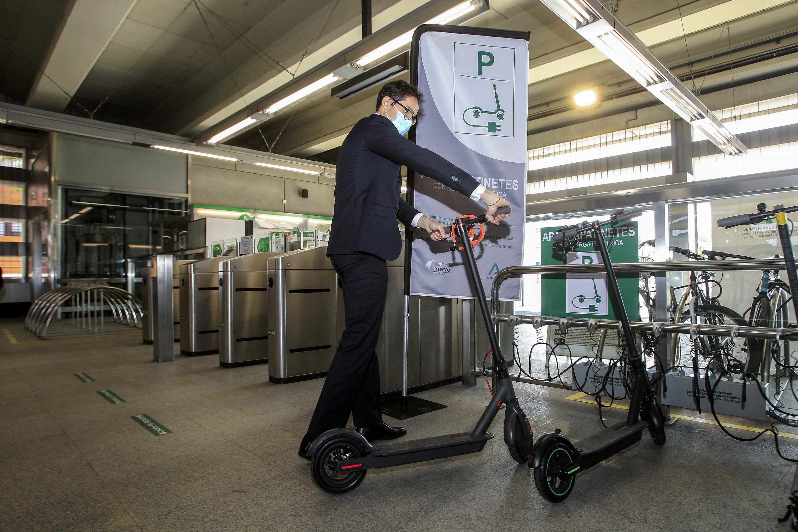 Metro de Sevilla amplía a cinco sus estaciones con aparcapatinetes