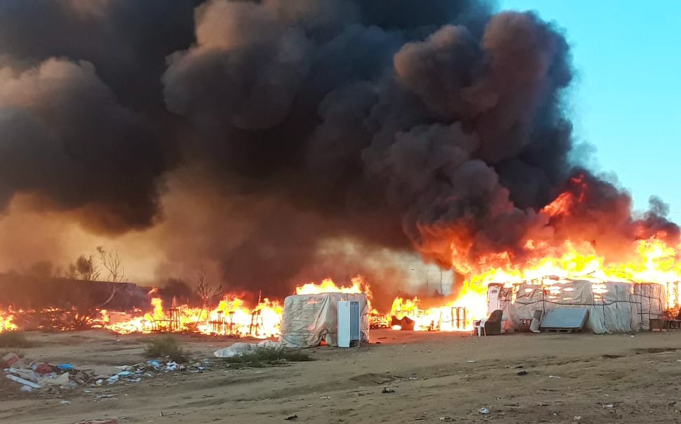 Un incendio arrasa un asentamiento de inmigrantes en Lepe