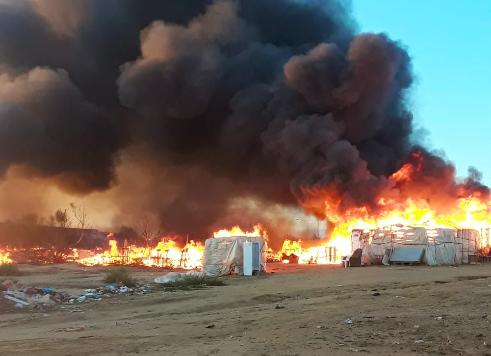 Un incendio arrasa un asentamiento de inmigrantes en Lepe