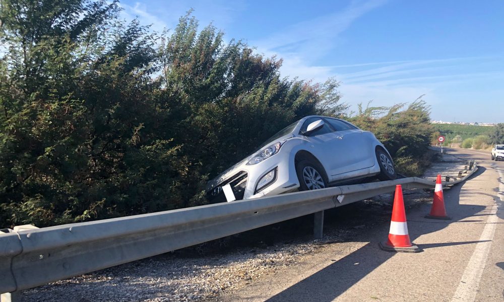 Sin heridos en un aparatoso accidente a la salida de Gerena