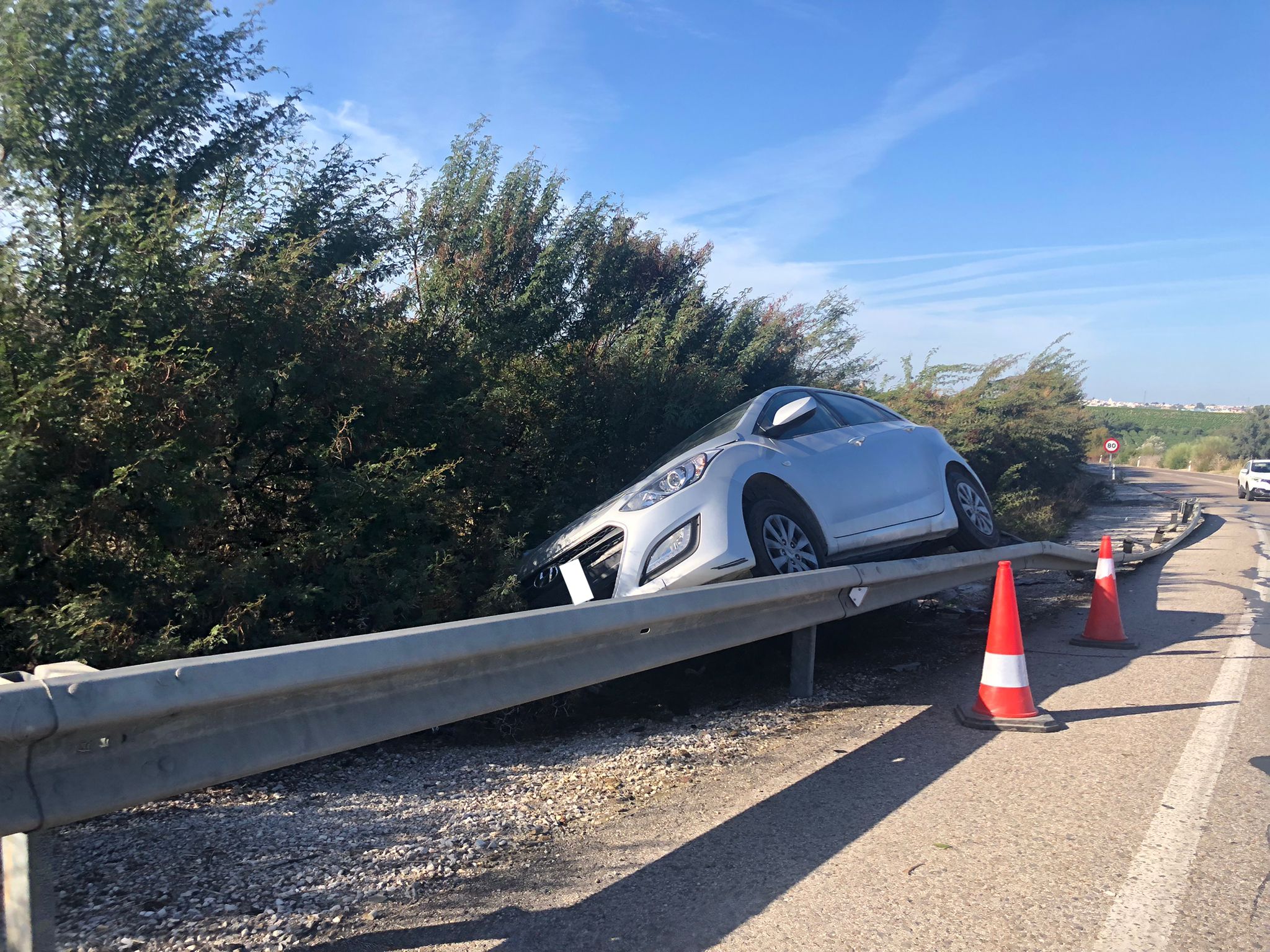 Sin heridos en un aparatoso accidente a la salida de Gerena