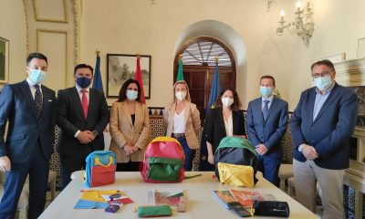 Alcalá entrega material escolar a familias en riesgo de exclusión social