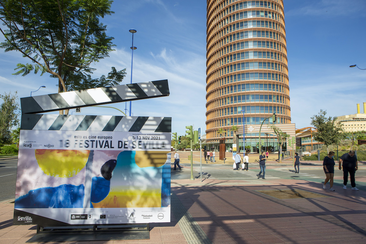 Claquetas gigantes anuncian en Sevilla que llega su XVIII Festival de Cine