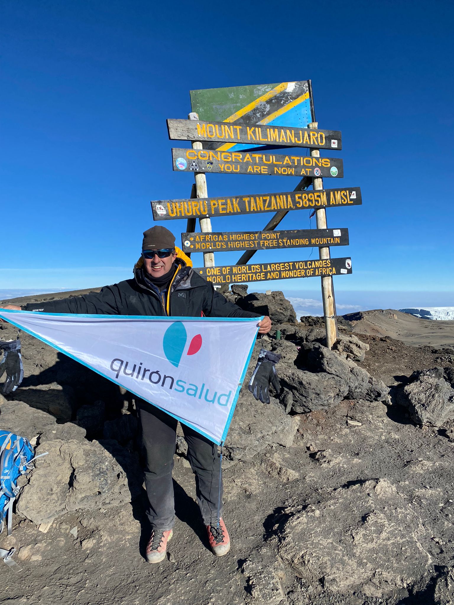 Un traumatólogo de Quirónsalud alcanza la cima del Kilimanjaro con fines solidarios