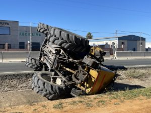 El vuelco de un tractor en la carretera de Arahal a El Coronil obliga a cortar la vía