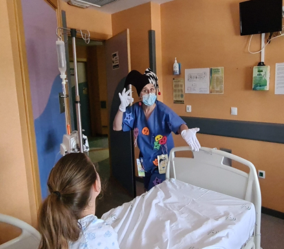 Beli, la enfermera cuentacuentos del Valme, premio 'Capitana Optimista'