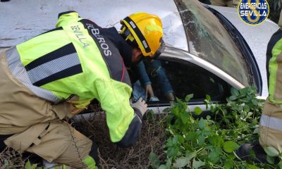 Rescatan a una mujer tras sufrir su coche una salida de vía en la SE-30