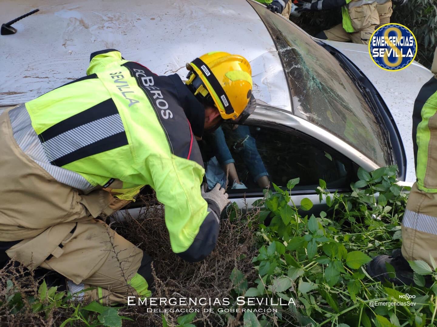 Rescatan a una mujer tras sufrir su coche una salida de vía en la SE-30