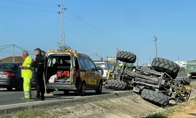 El vuelco de un tractor en la carretera de Arahal y El Coronil obliga a cortar la vía