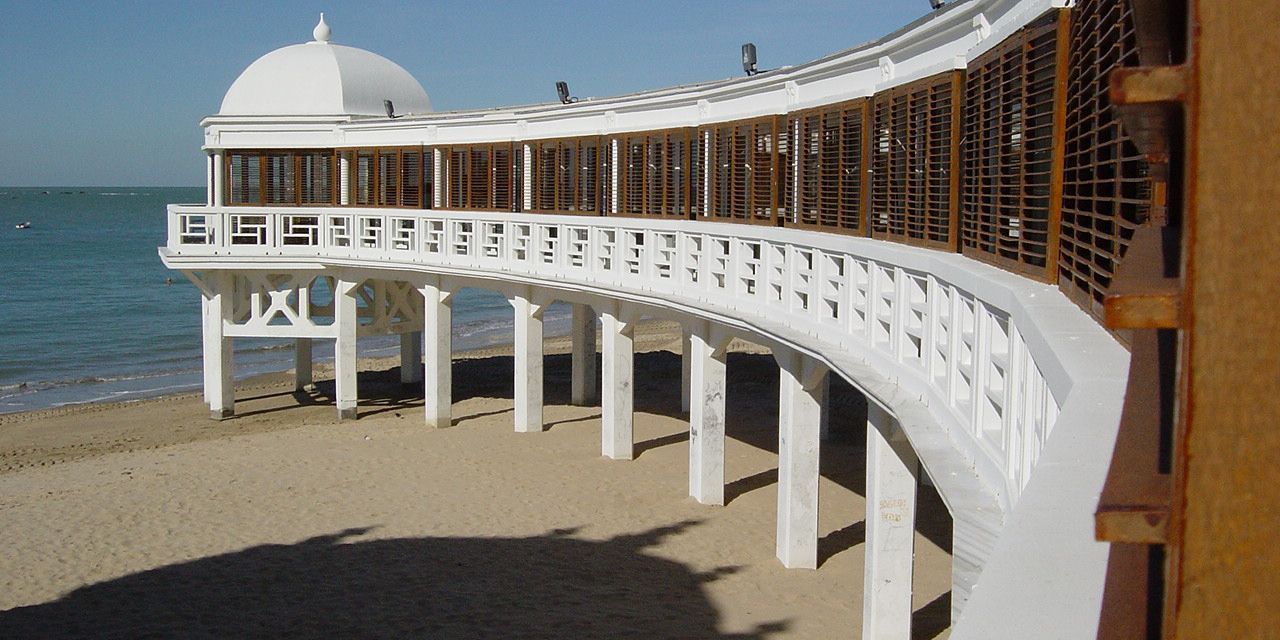 Fallece una persona en Cádiz en los bajos del Balneario de La Palma