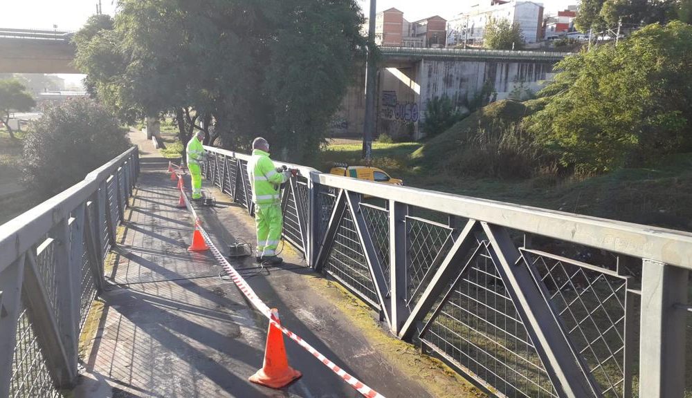 Reparan los desperfectos de la pasarela peatonal sobre la carretera San Juan-Mairena