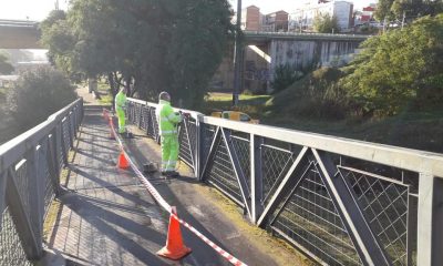 Reparan los desperfectos de la pasarela peatonal sobre la carretera San Juan-Mairena