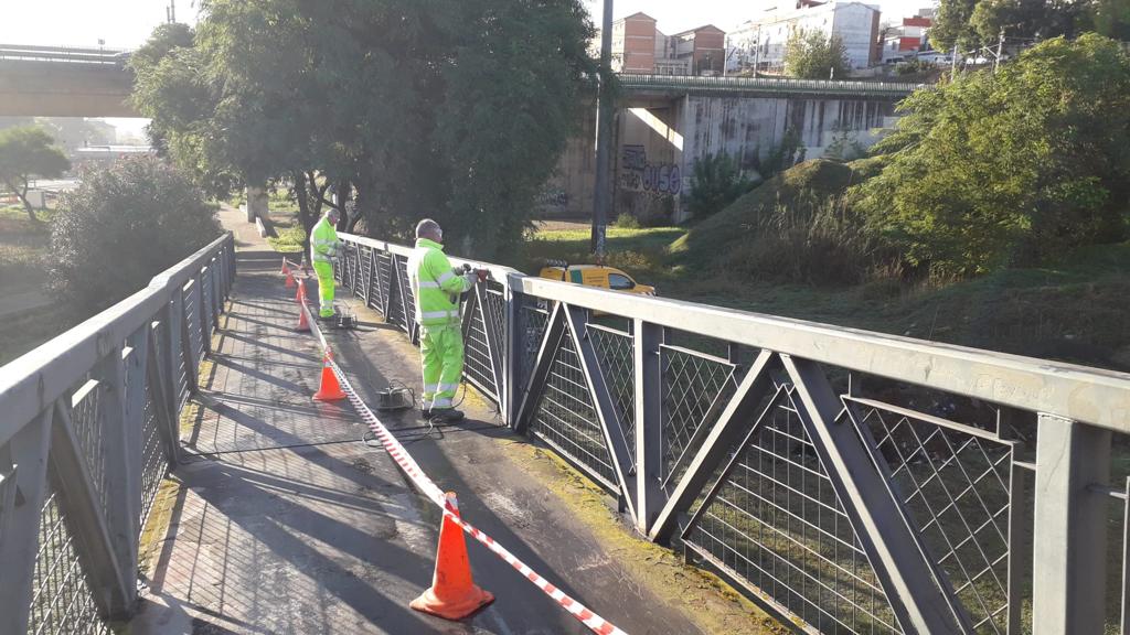 Reparan los desperfectos de la pasarela peatonal sobre la carretera San Juan-Mairena