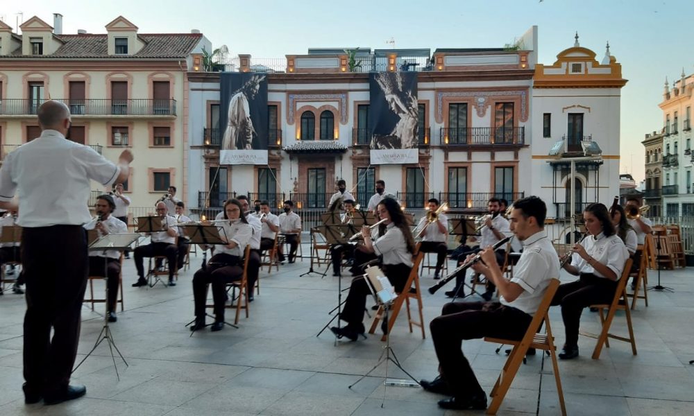 Mano a mano del Carmen de Salteras y la Centuria Macarena en Torre Sevilla