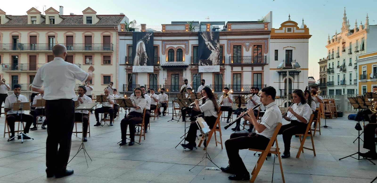 Mano a mano del Carmen de Salteras y la Centuria Macarena en Torre Sevilla