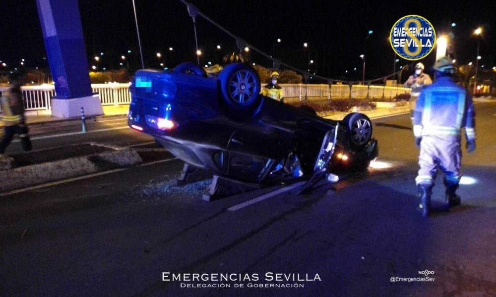 Un joven herido tras volcar su coche en una calle de Sevilla