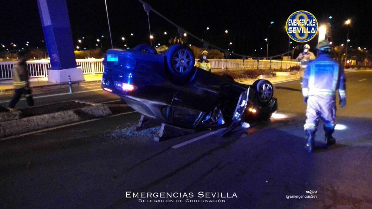 Un joven herido tras volcar su coche en una calle de Sevilla