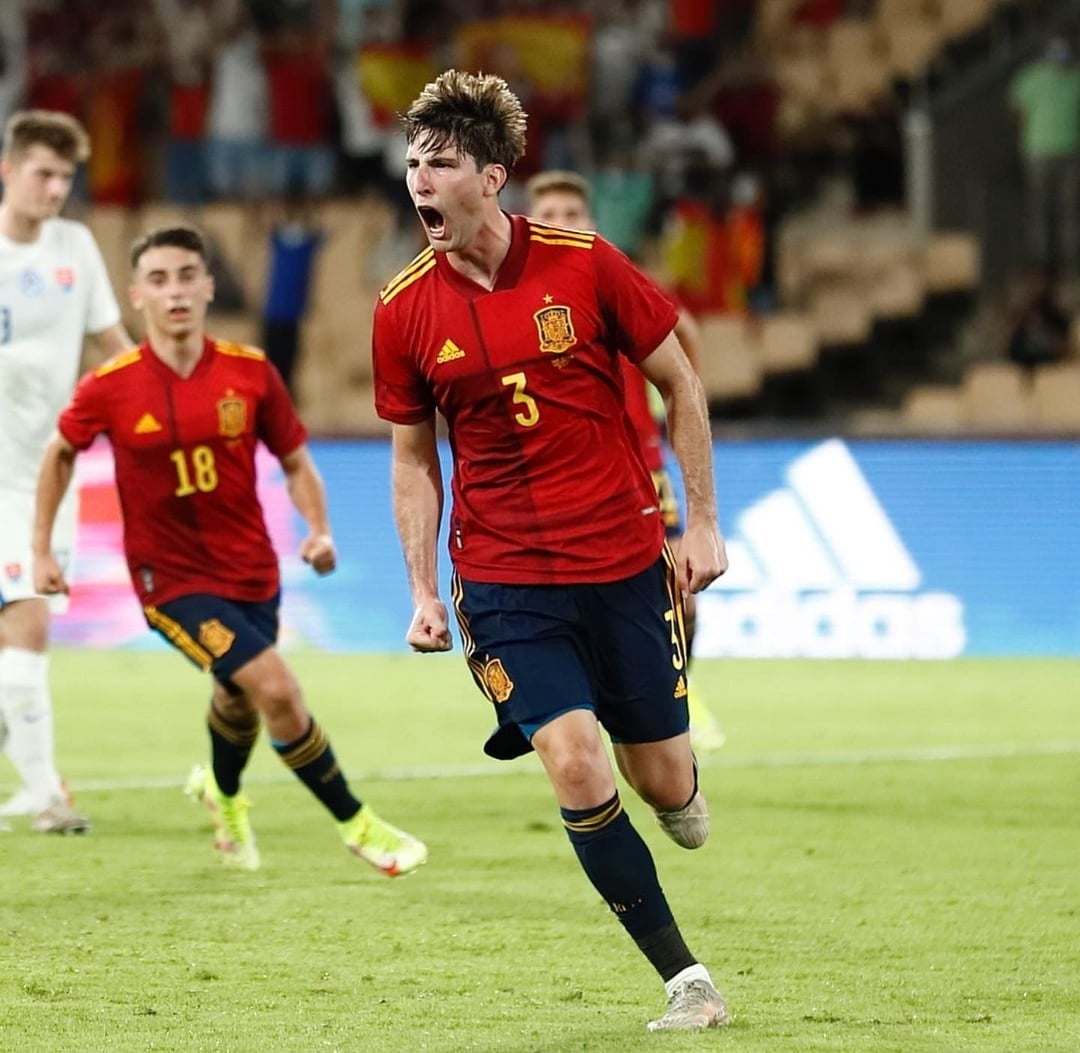 El futbolista olivareño Juan Miranda recibe el Premio Andalucía Joven 2021