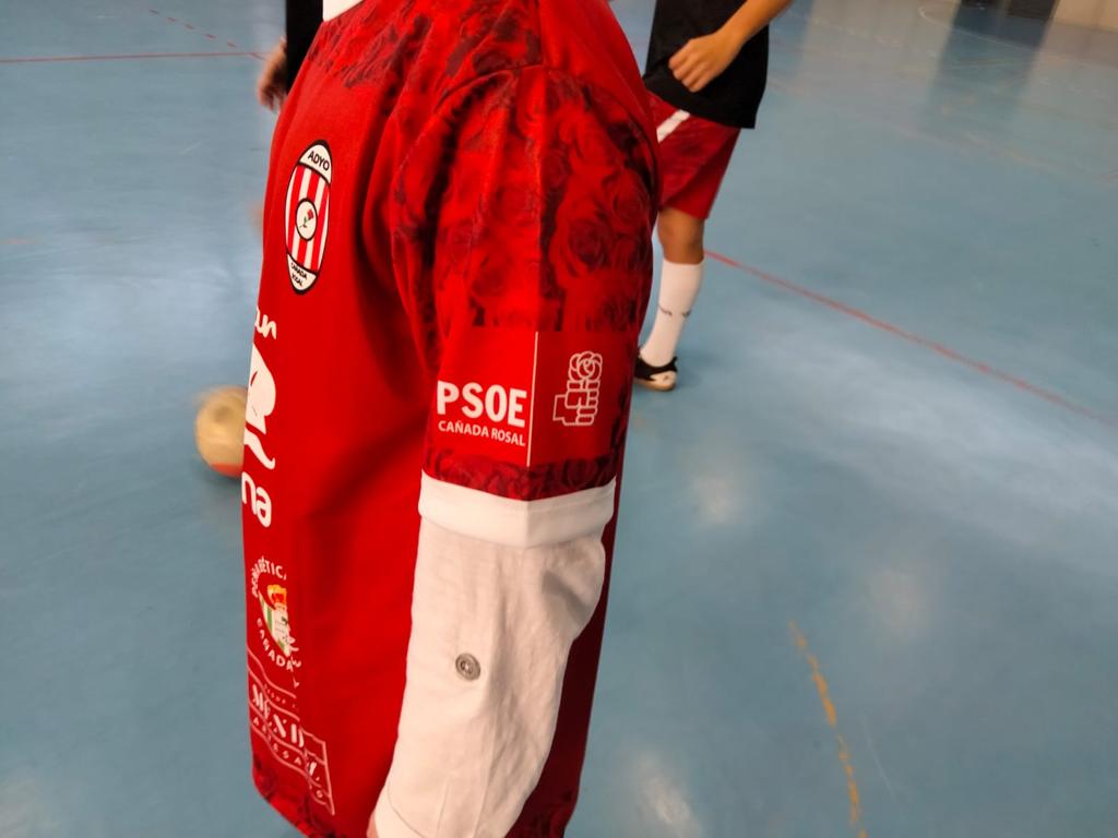 Publicidad del PSOE en un equipo de fútbol infantil en Cañada Rosal