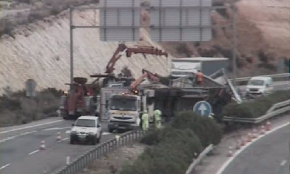 Un camionero herido tras salirse de la vía en la A-7 en Níjar