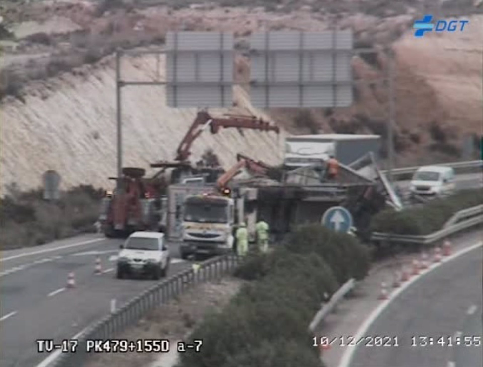 Un camionero herido tras salirse de la vía en la A-7 en Níjar