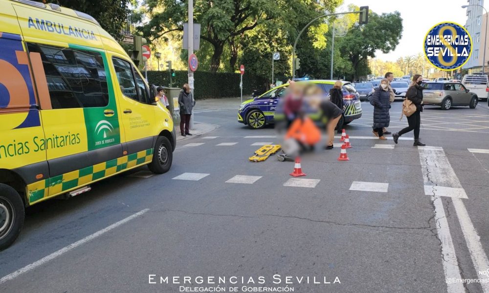 Una mujer hospitalizada tras ser atropellada por una moto en Los Remedios