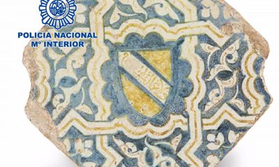 Recuperan un azulejo de cerámica del siglo XV que podría pertenecer a La Alhambra