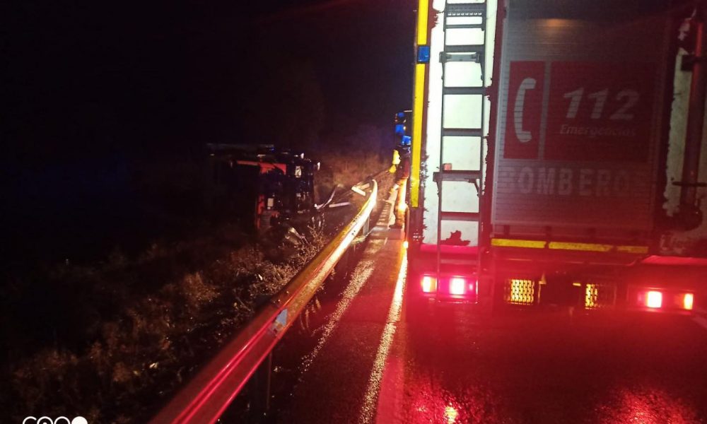 Dos heridos tras volcar un camión de la basura en Tharsis (Huelva)