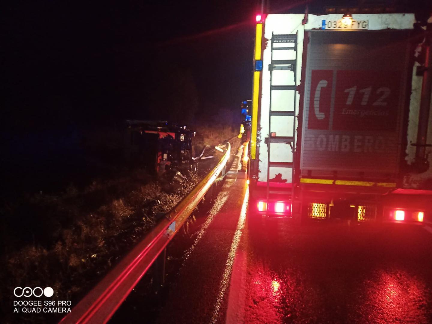 Dos heridos tras volcar un camión de la basura en Tharsis (Huelva)