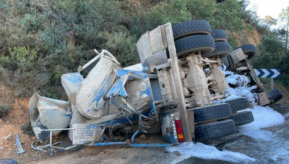 Herido el conductor de un camión tras una salida de vía en la N-435