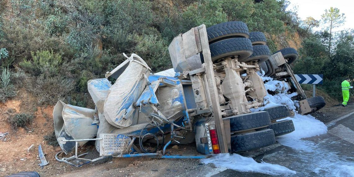 Herido el conductor de un camión tras una salida de vía en la N-435