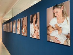 La lactancia materna protagoniza una exposición fotográfica en Guillena