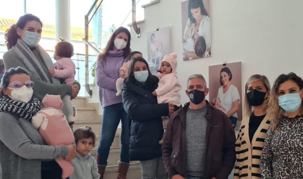 La lactancia materna protagoniza una exposición fotográfica en Guillena