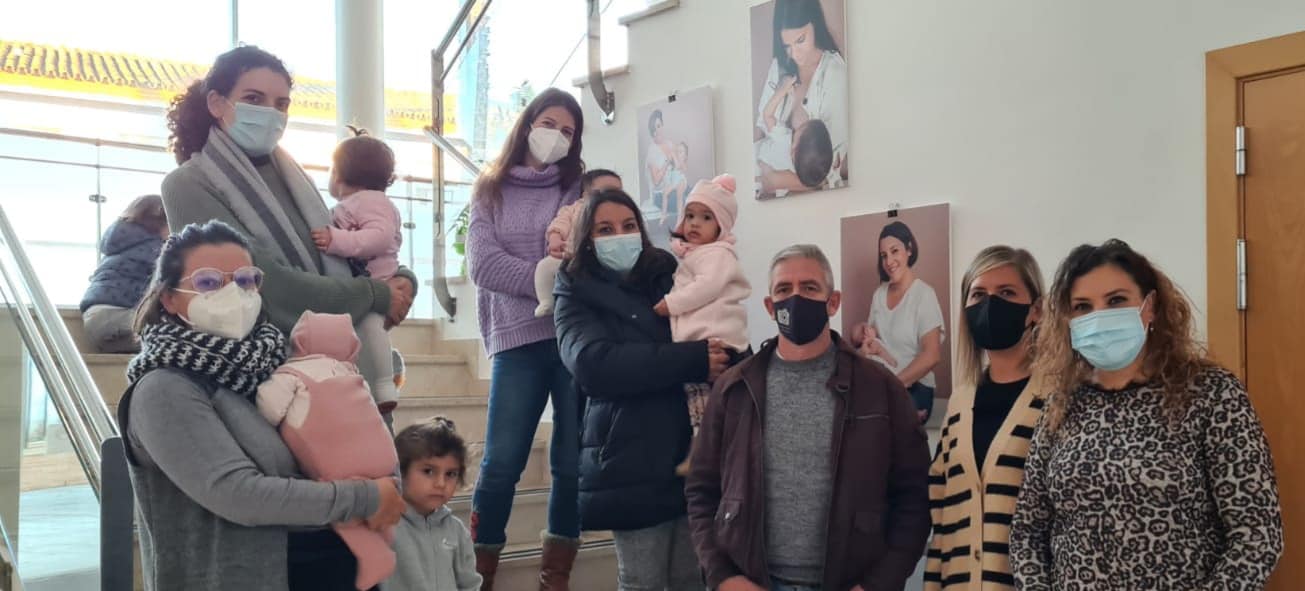 La lactancia materna protagoniza una exposición fotográfica en Guillena