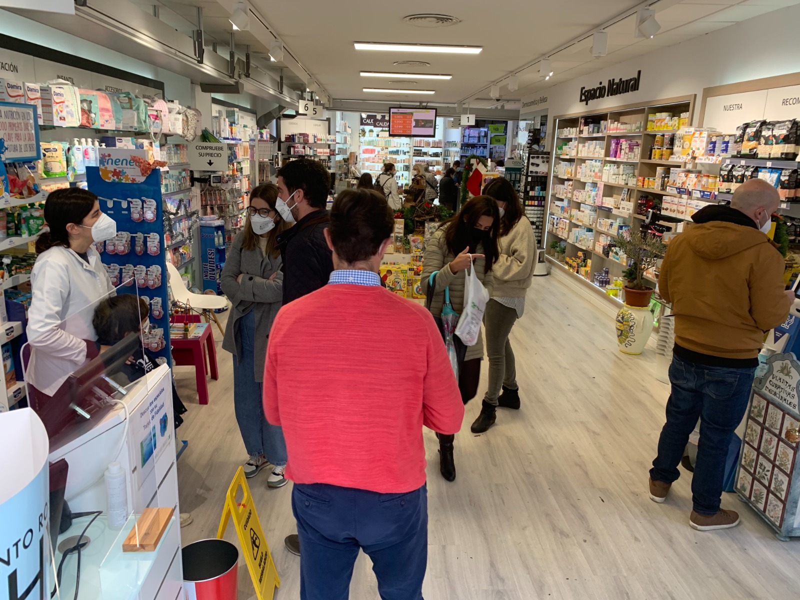 Una farmacia de Dos Hermanas compra 10.000 test de antígenos para vender entre sus clientes