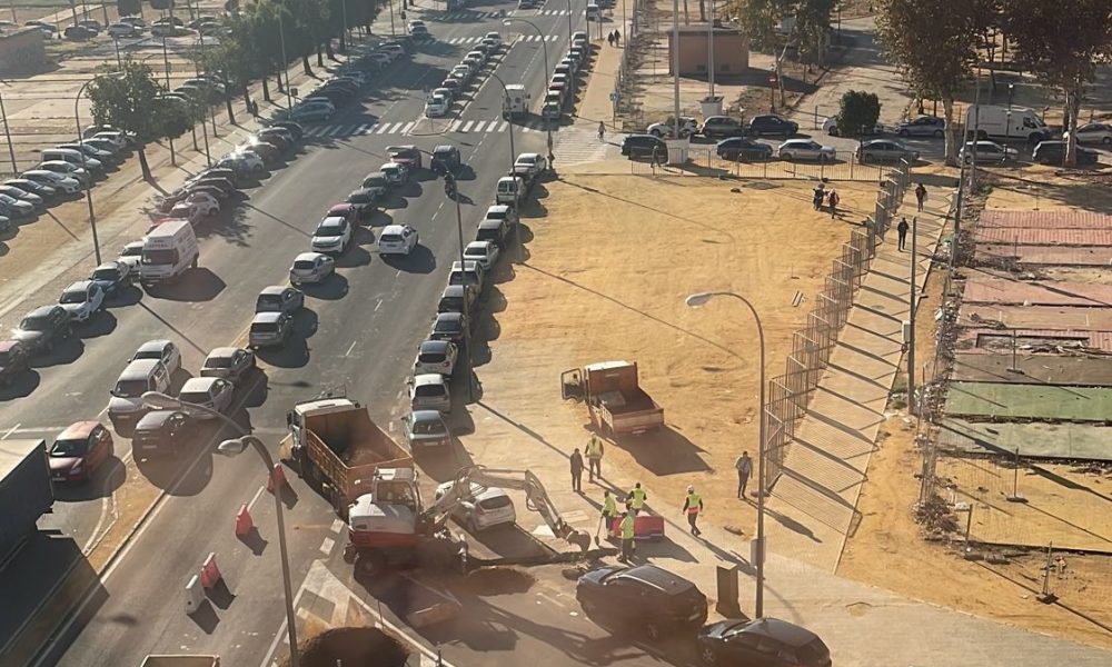 Comienzan los trabajos para levantar la portada de la Feria de Abril 2022