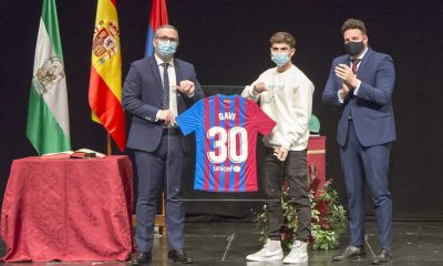 El futbolista del FC Barcelona 'Gavi' recibe su peso en tomates de Los Palacios