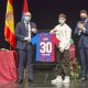 El futbolista del FC Barcelona 'Gavi' recibe su peso en tomates de Los Palacios