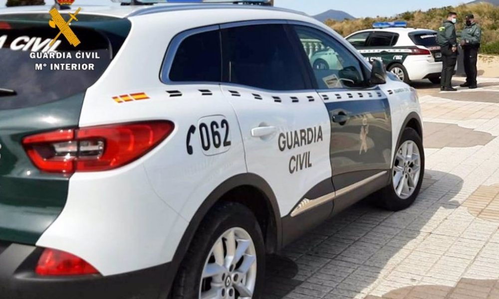 Simula que le han robado el coche para evitar una multa tras huir de los agentes