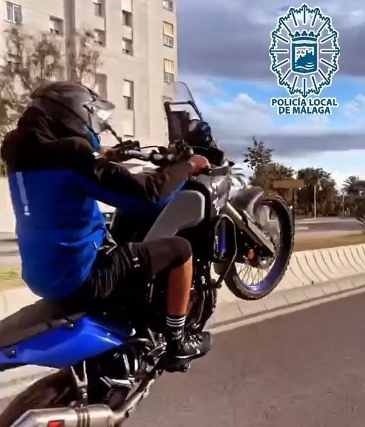 Denunciado en Málaga un motorista por hacer el caballito y subirlo a Internet