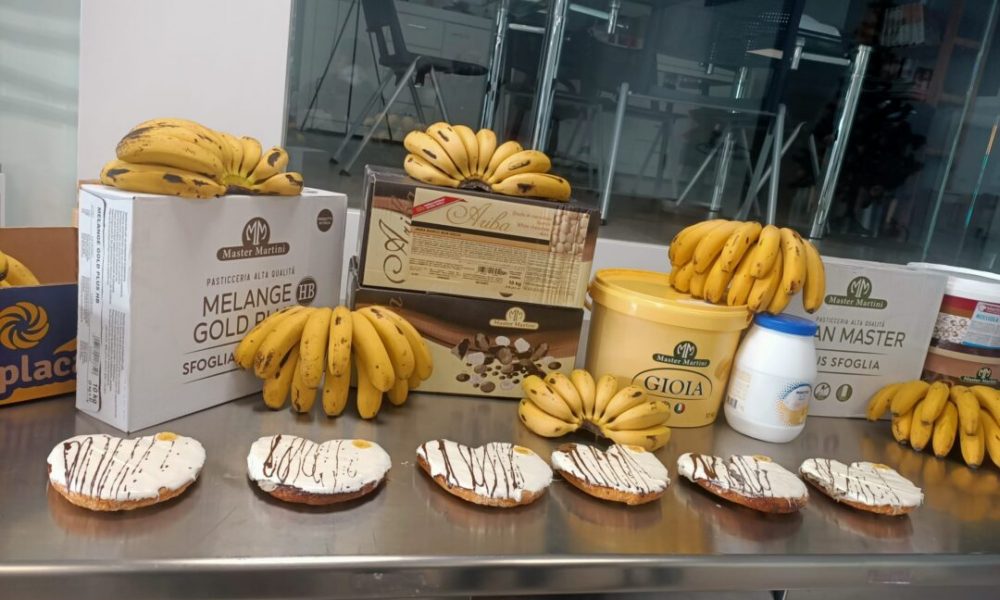 Elaboran palmeras de plátano en Granada para ayudar a La Palma