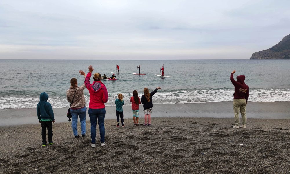 Papá Noel llega en paddle surf a La Herradura