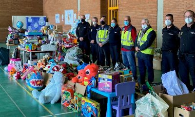 La Policía de Málaga recoge tres toneladas de alimentos y juguetes en una campaña solidaria